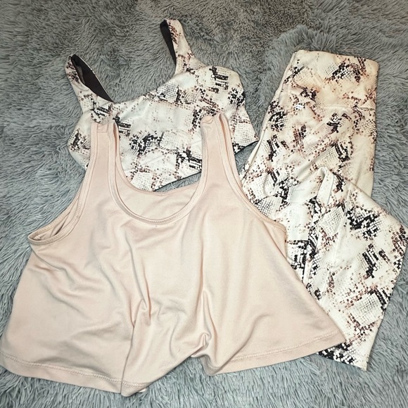Fabletics SET: Sports Bra + Leggings with FREE Shirt - Picture 3 of 13